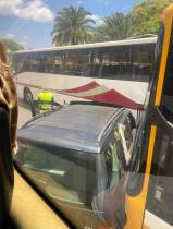 Veículo ligeiro e autocarro chocaram na Avenida do Mar (com fotos)