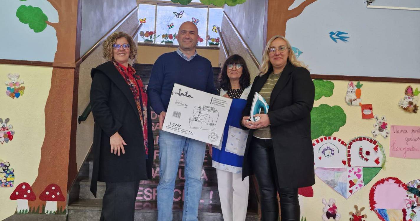 Junta de Freguesia entrega máquinas de costura para a festa da cebola