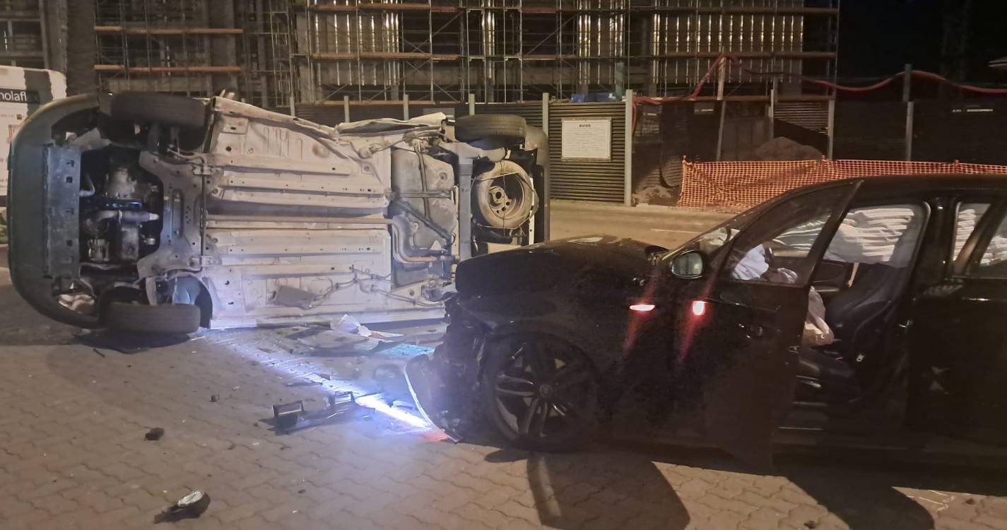 Colisão na zona da Ajuda provoca capotamento e danos avultados