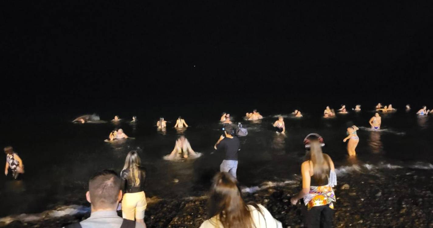 Festa de São João na Praia do Vigário teve ceia e mergulhos no mar (com fotos)