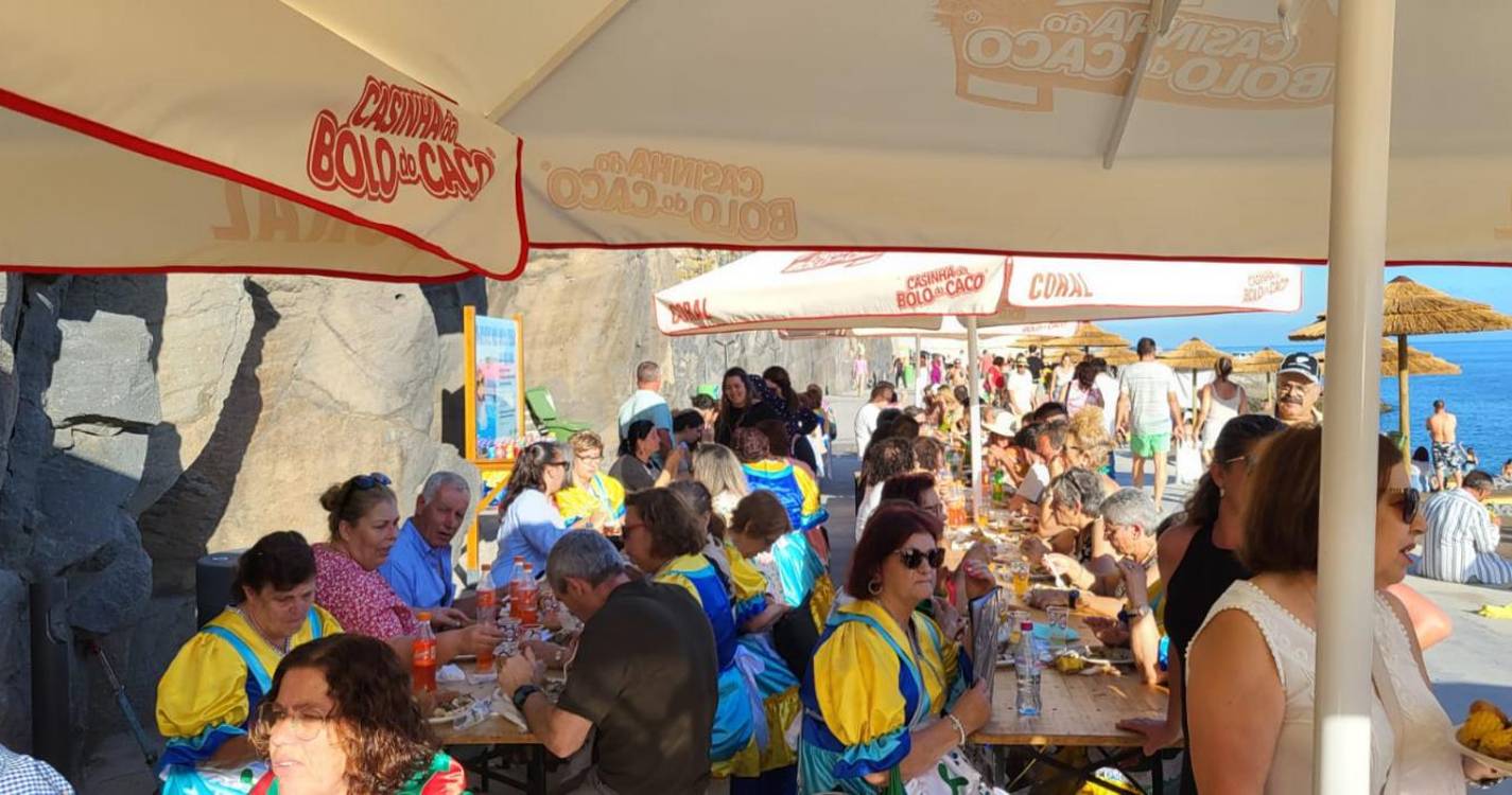 Festa de São João na Praia do Vigário teve ceia e mergulhos no mar (com fotos)