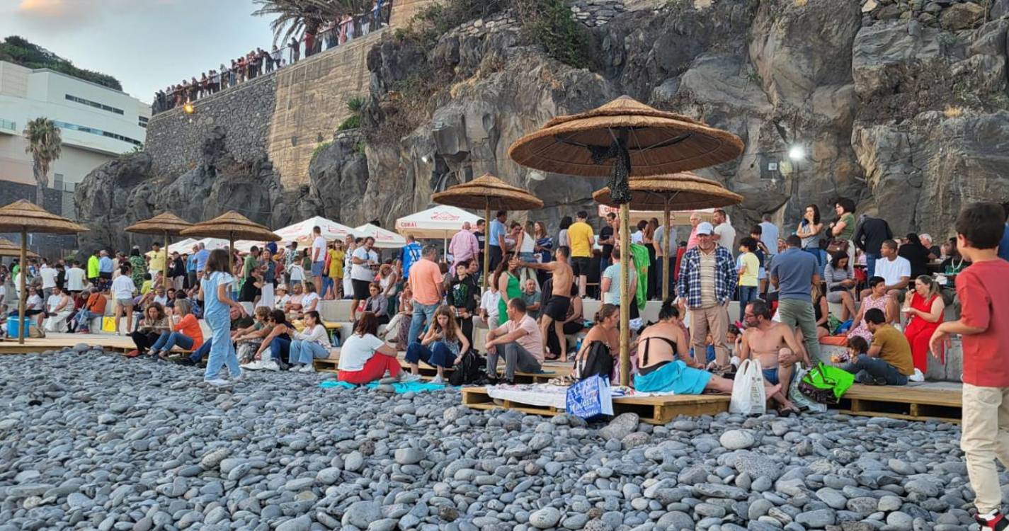 Festa de São João na Praia do Vigário teve ceia e mergulhos no mar (com fotos)