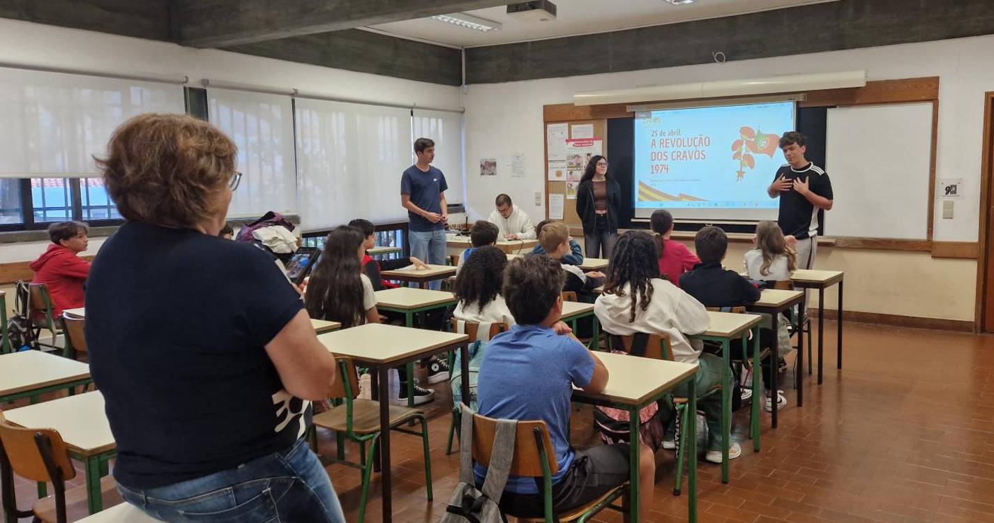 Alunos da Gonçalves Zarco apresentaram sessão “25 de Abril: a Revolução dos Cravos de 1974”