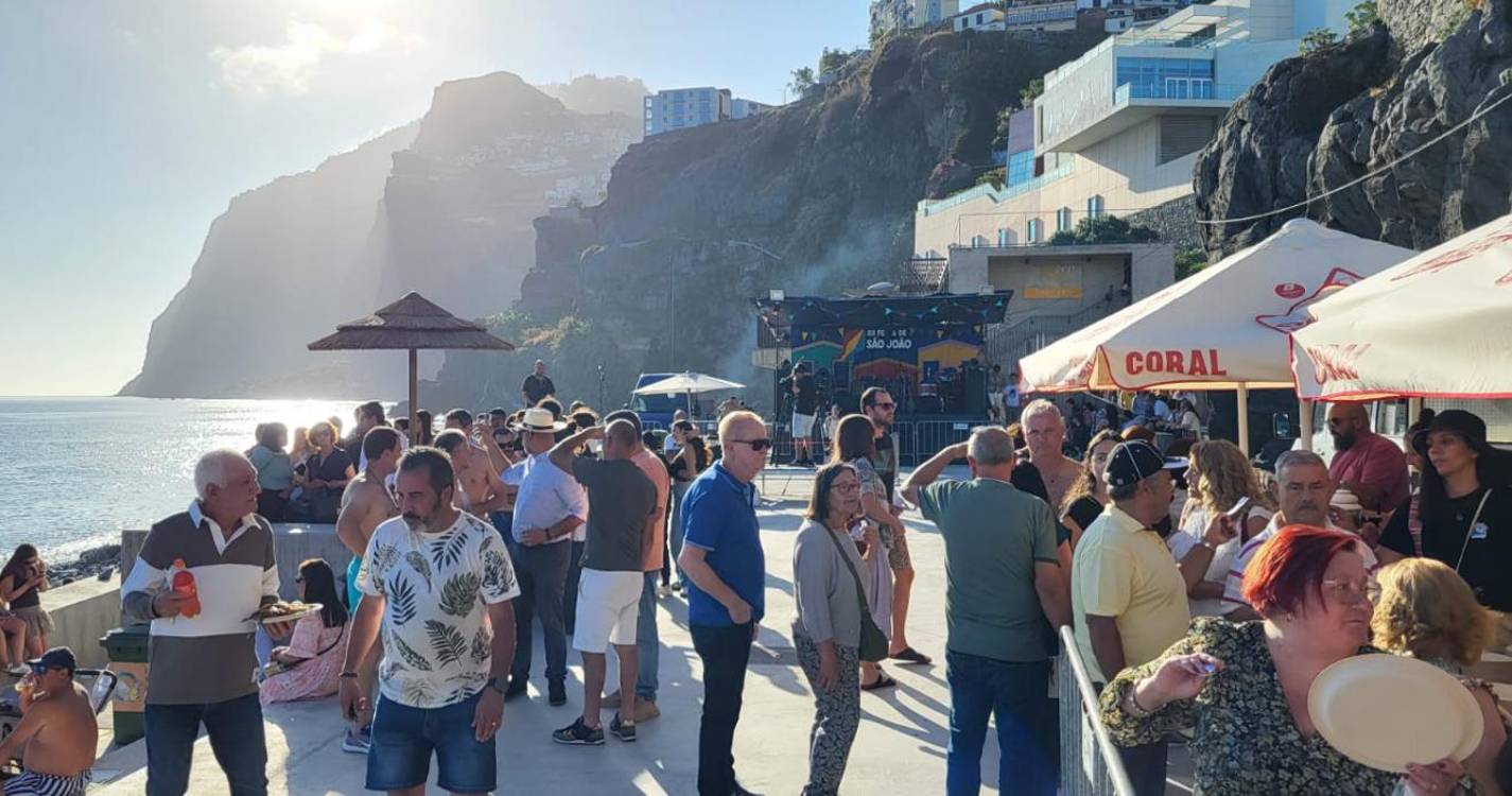 Festa de São João na Praia do Vigário teve ceia e mergulhos no mar (com fotos)