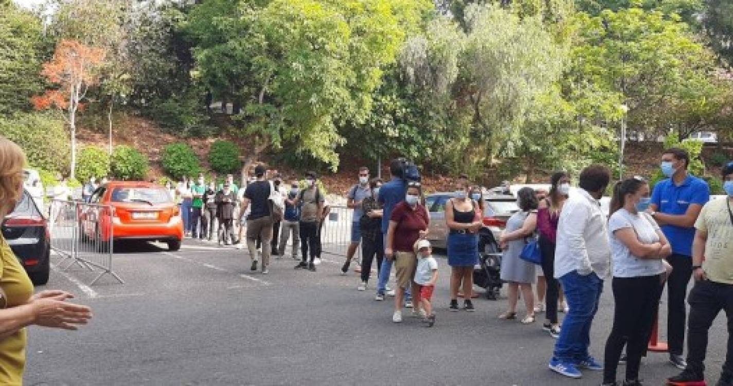 Longa fila para vacina da AstraZeneca com muitos jovens à espera (com fotos)