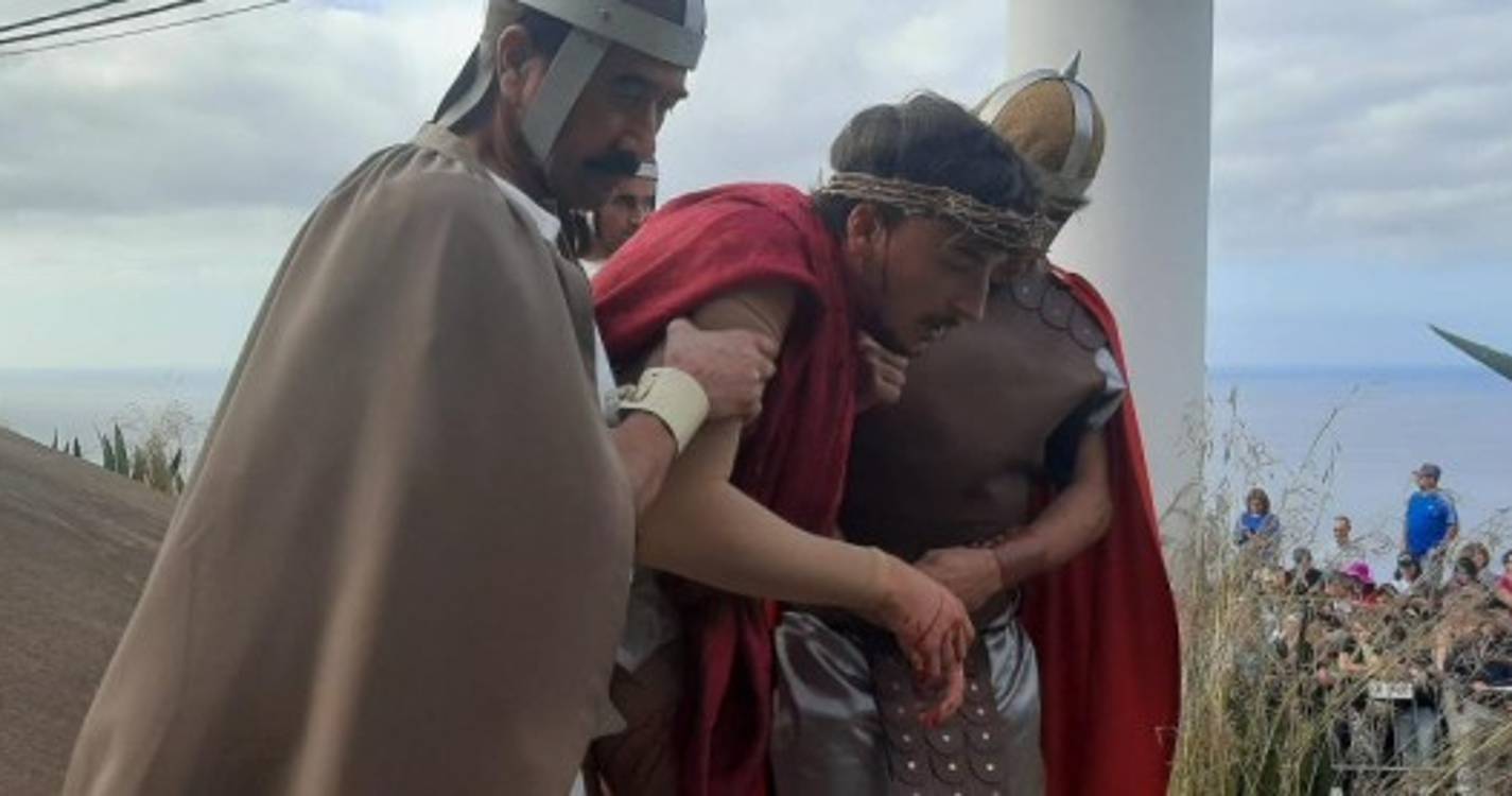 Momento solene e emotivo recria Via Sacra no Pico da Torre (com fotos)