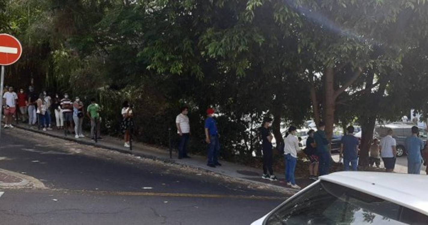 Longa fila para vacina da AstraZeneca com muitos jovens à espera (com fotos)