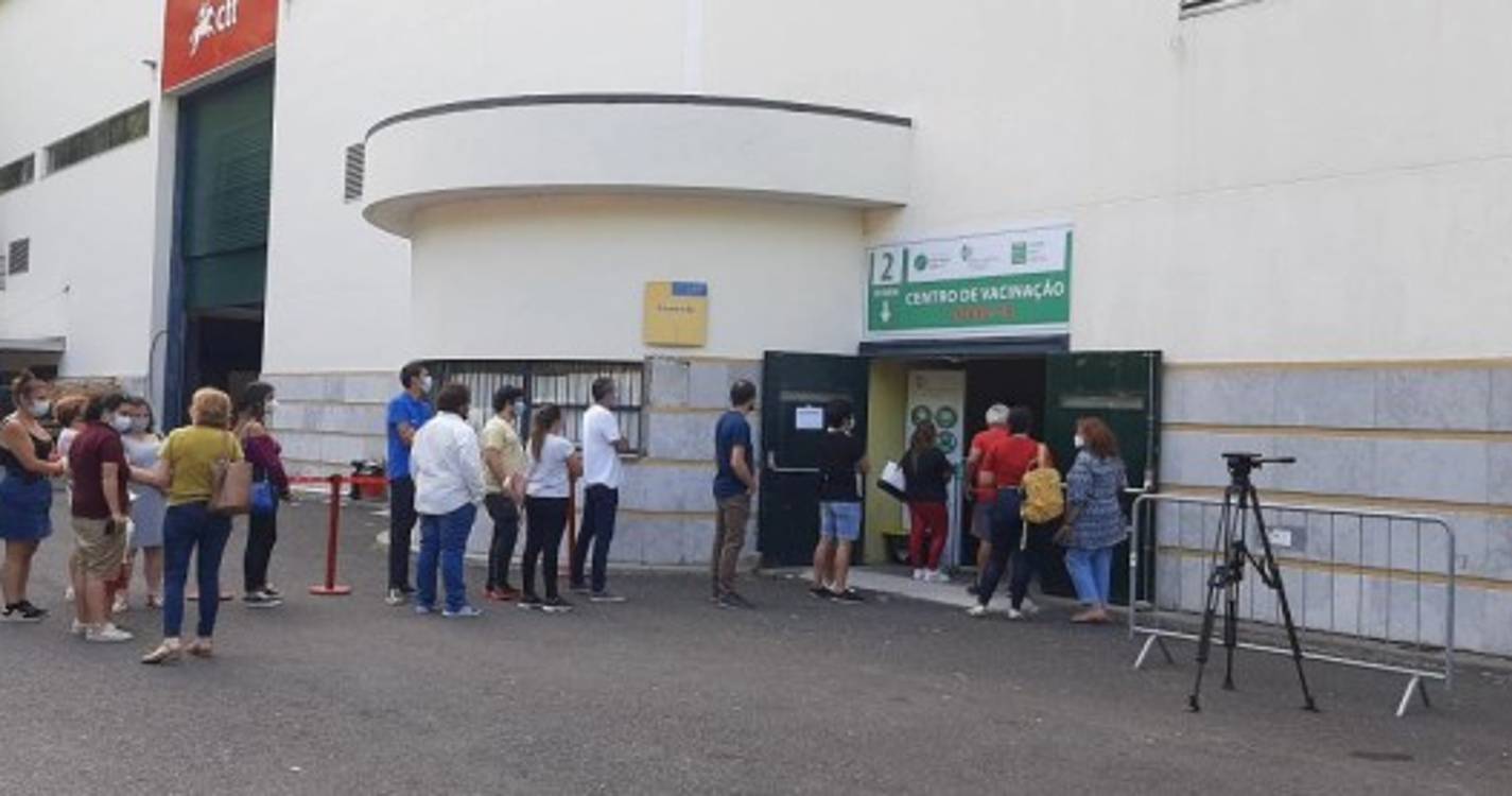 Longa fila para vacina da AstraZeneca com muitos jovens à espera (com fotos)