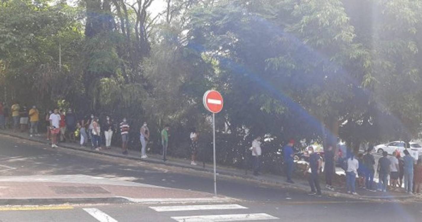 Longa fila para vacina da AstraZeneca com muitos jovens à espera (com fotos)