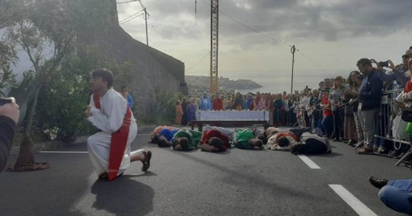 Momento solene e emotivo recria Via Sacra no Pico da Torre (com fotos)