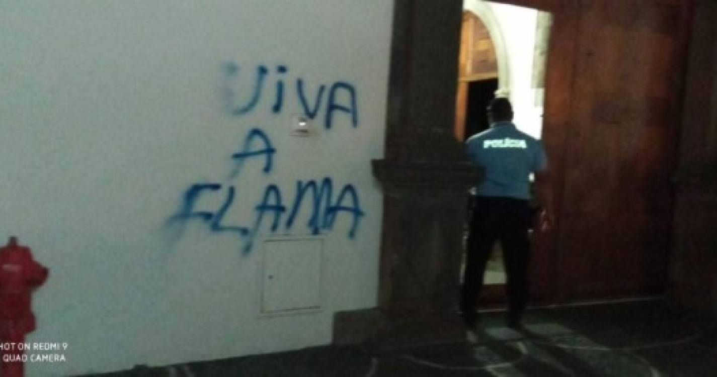 Polícia prende homem que pintava frases da FLAMA na parede da ALRAM (com fotos)