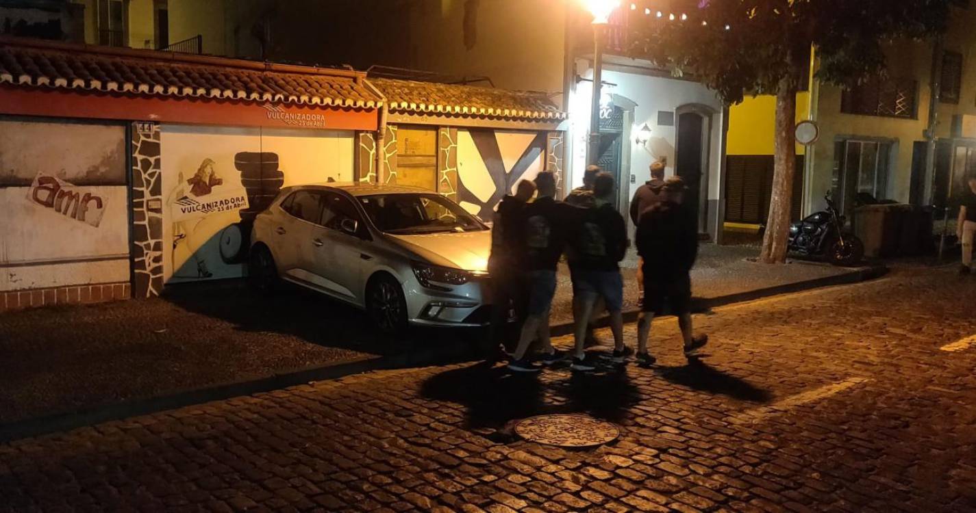 Viatura ‘atravessada’ no passeio