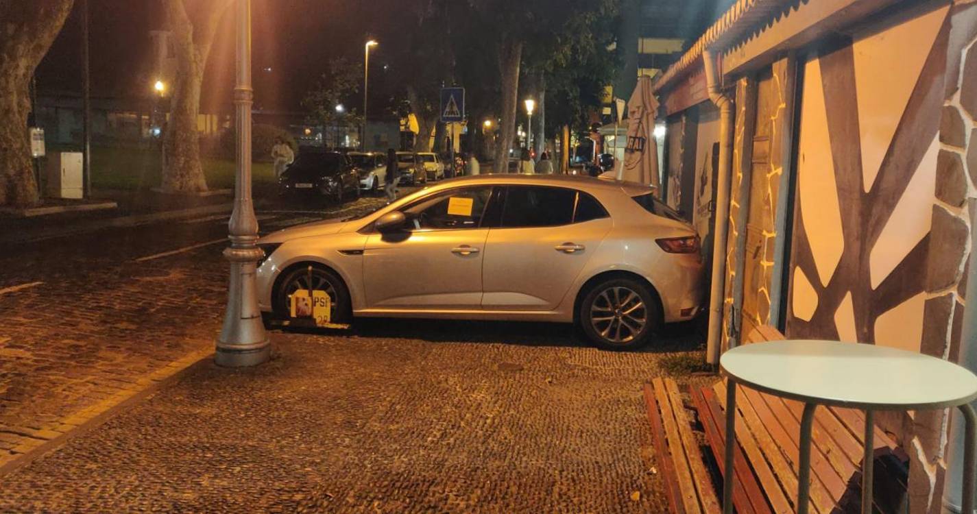 Viatura ‘atravessada’ no passeio