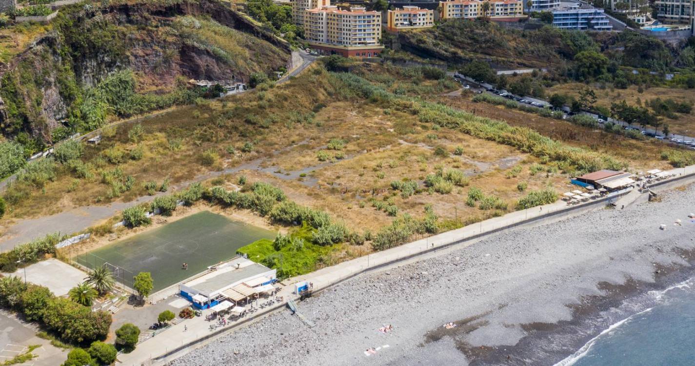 Alunos do 5.º ano do Colégio Salesianos Funchal participam em ação de limpeza na Praia Formosa