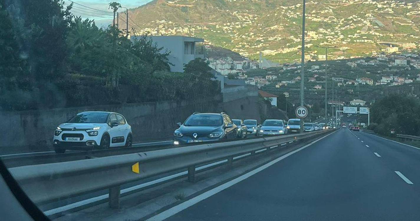 Carro avariado na via rápida em São Martinho congestiona trânsito até Câmara de Lobos