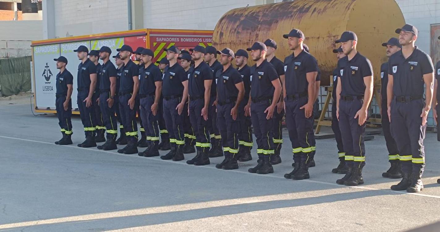 24 novos bombeiros recrutas de Santa Cruz em formação em Lisboa