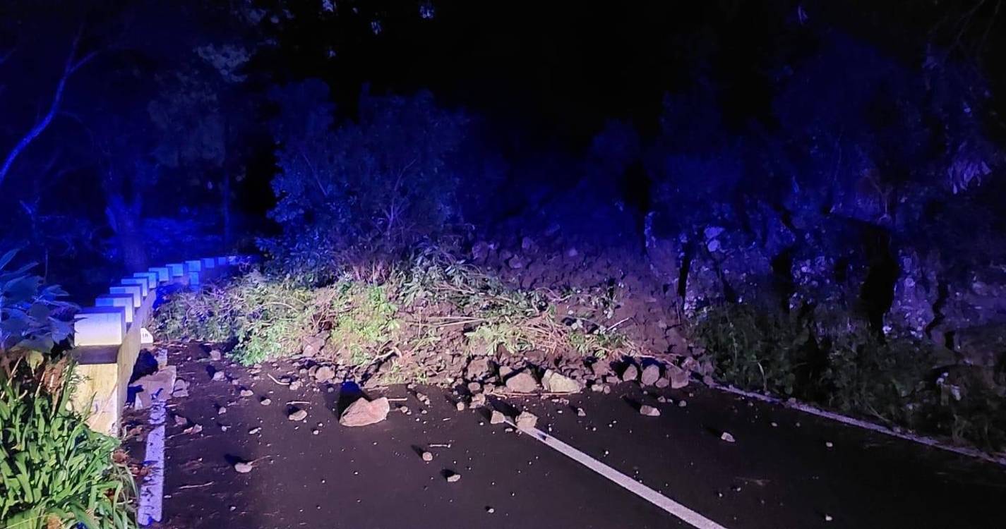 Derrocada obriga ao encerramento da estrada que liga a Portela ao Porto da Cruz