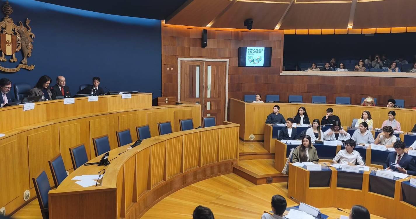 12 escolas do ensino básico representadas no Parlamento dos Jovens desta manhã