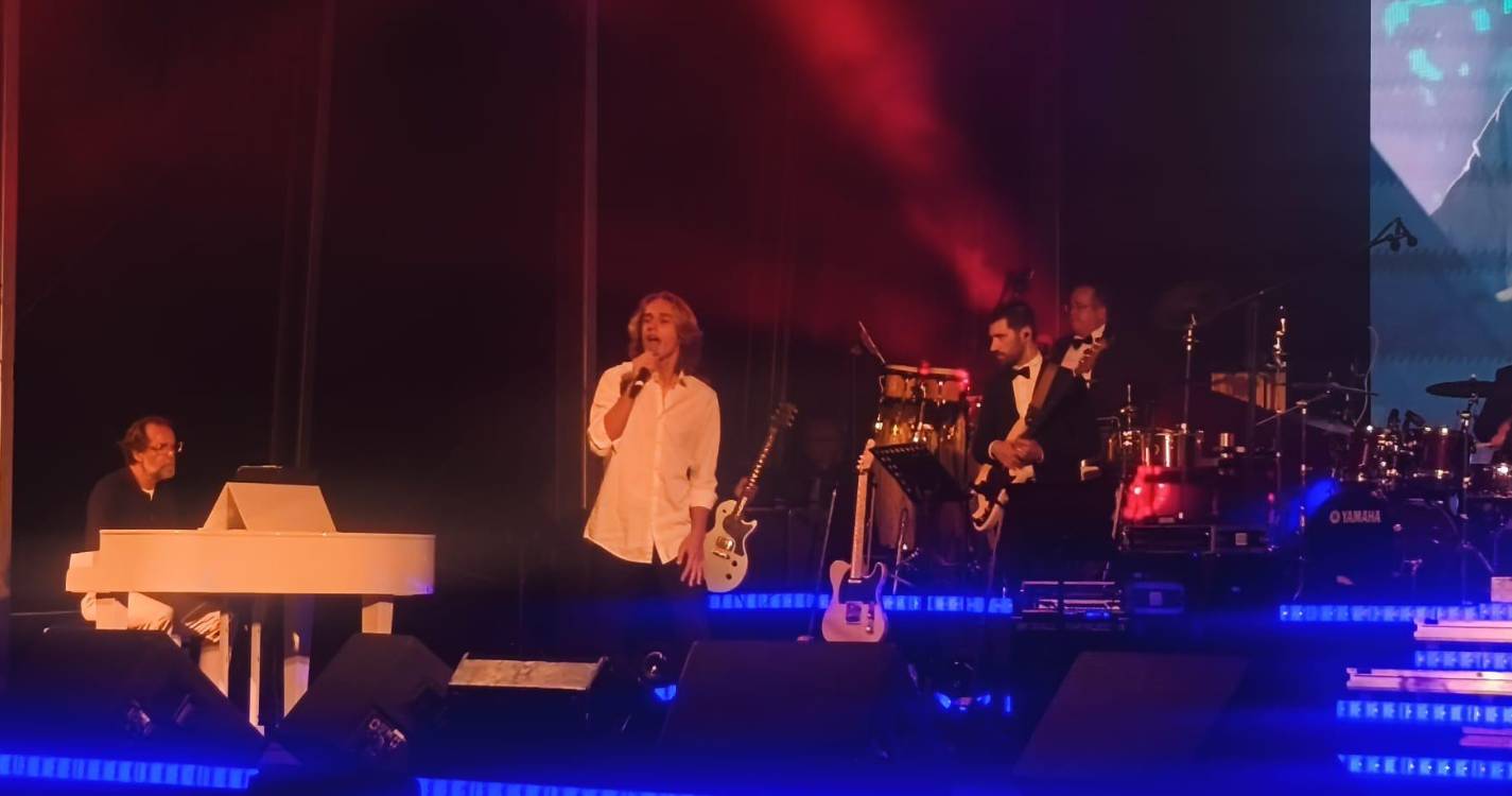 Albuquerque e filho Afonso sobem ao palco para interpretar “Your Song”, de Elton John