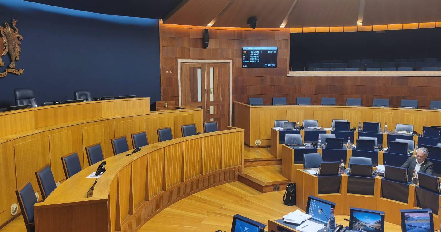 Élvio Sousa fala de algemas a Carlos Teles, provocando discussão acesa entre PSD e JPP. Trabalhos interrompidos no Parlamento