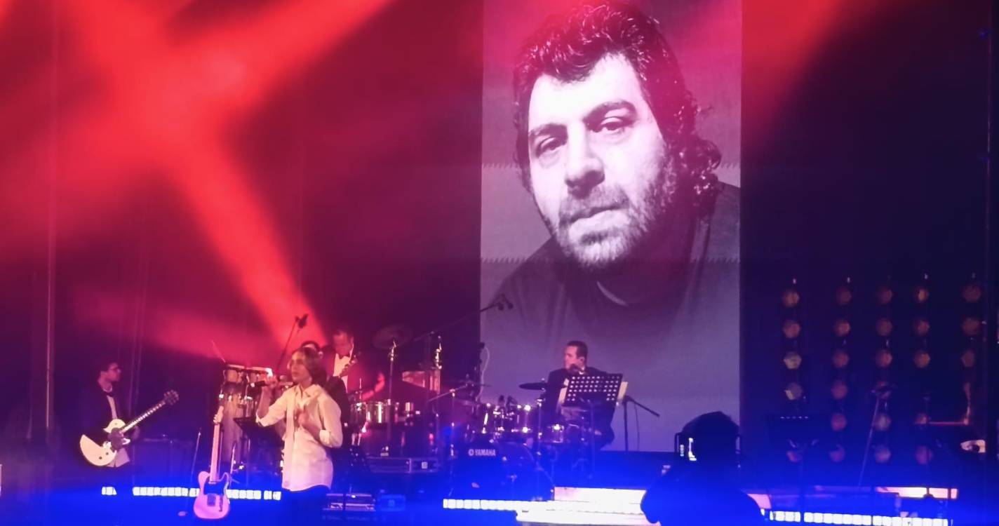 Albuquerque e filho Afonso sobem ao palco para interpretar “Your Song”, de Elton John