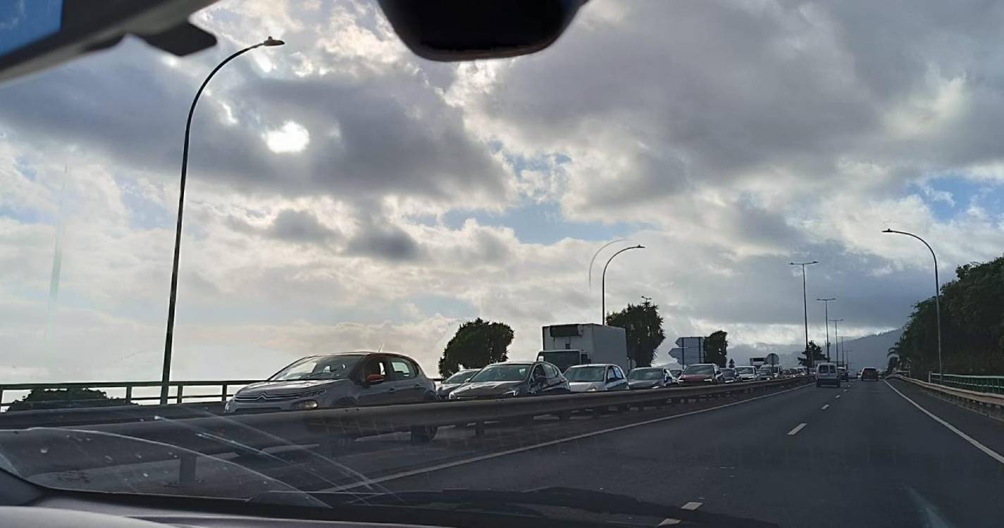 Trânsito lento na Via Rápida entre Santo António e São Gonçalo