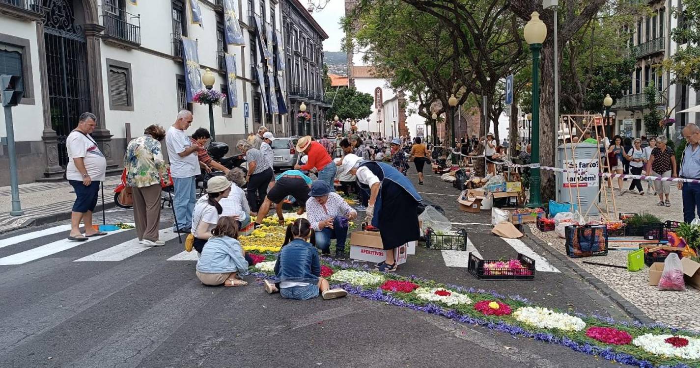 Dezenas de pessoas fazem o tapete para a procissão do Corpo de Deus (com fotos)