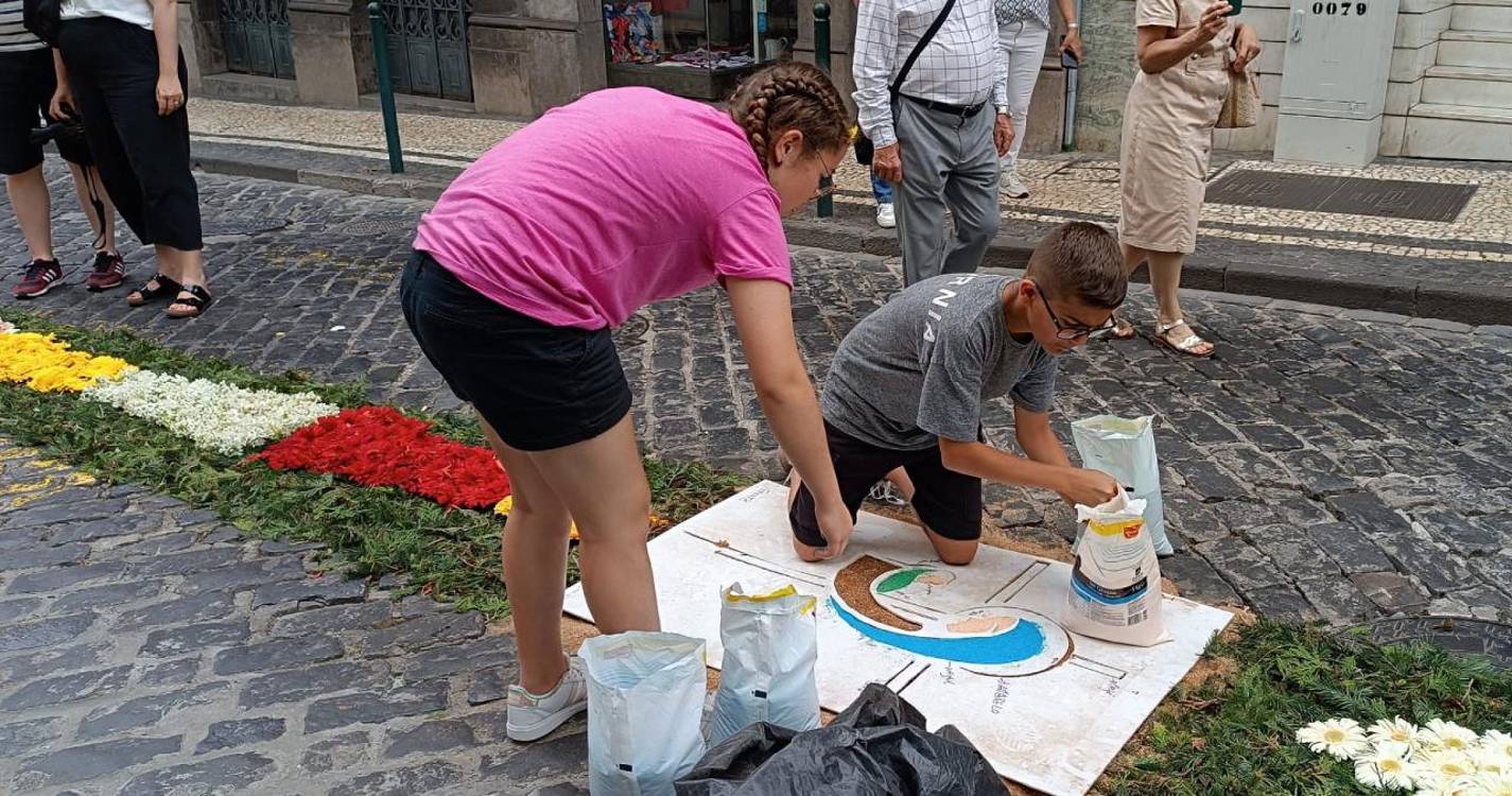 Dezenas de pessoas fazem o tapete para a procissão do Corpo de Deus (com fotos)