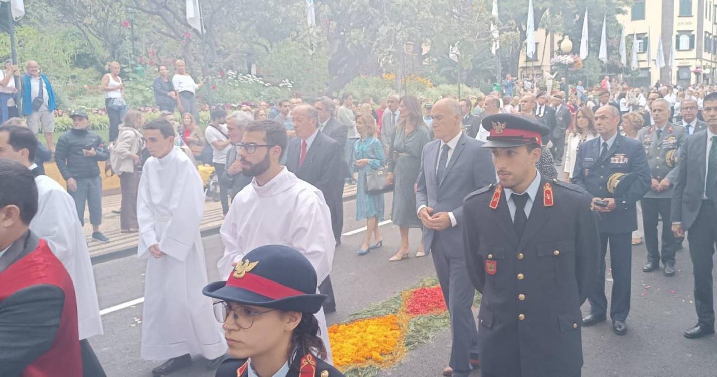 Milhares de pessoas assistem à procissão do Corpo de Deus no Funchal (com fotos)
