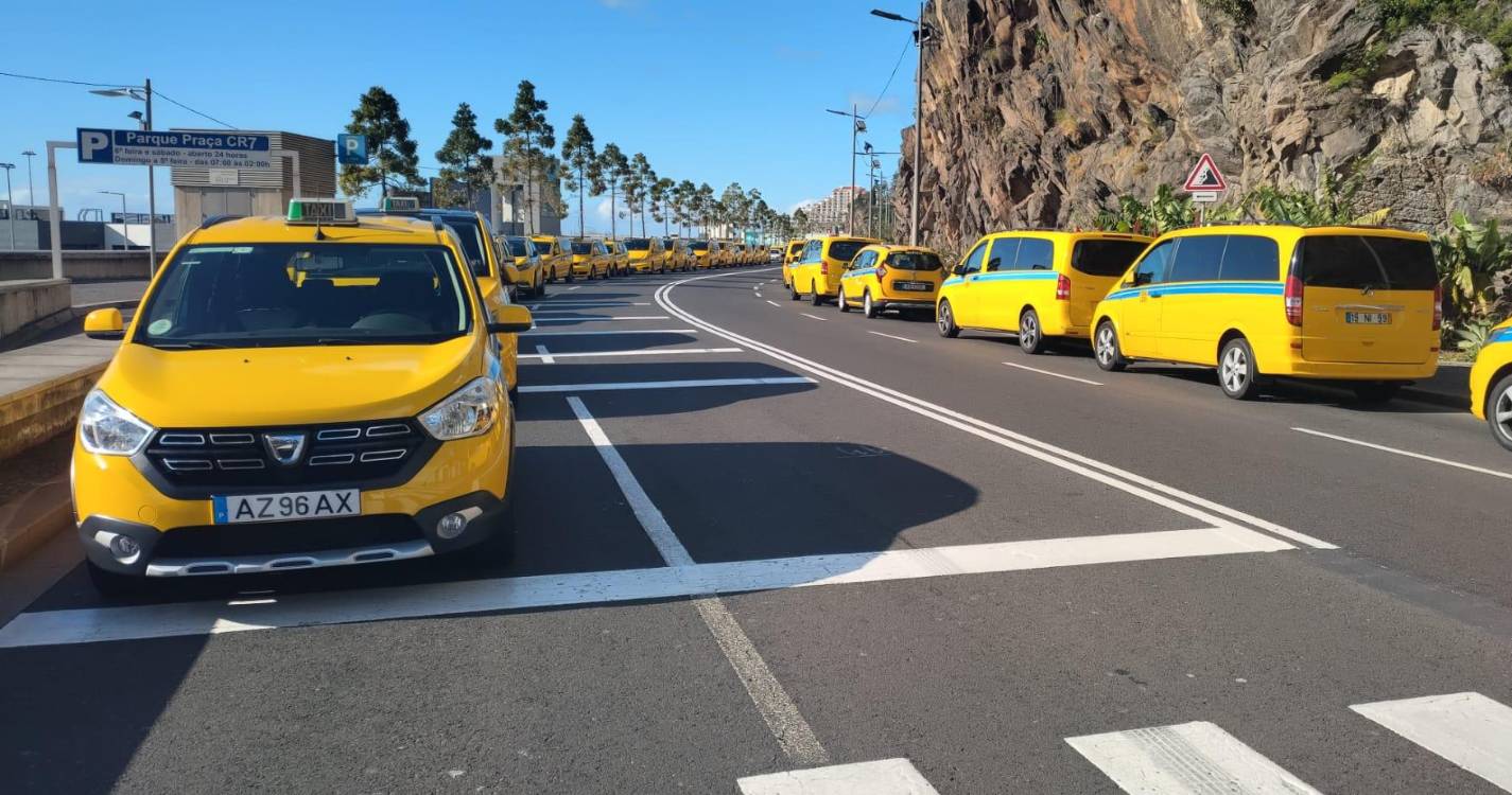 Manifestação levou duas centenas de táxis à Avenida Sá Carneiro (com fotos)