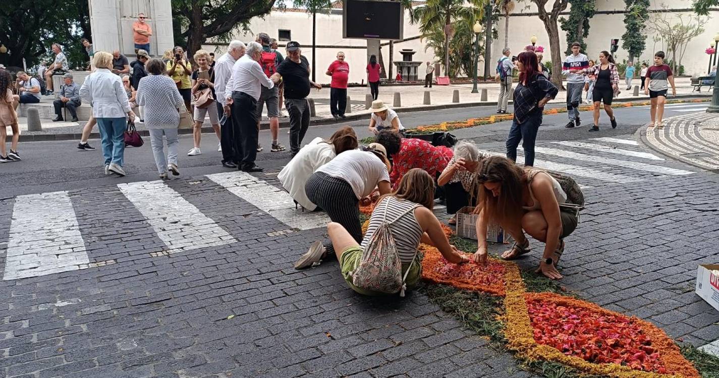 Dezenas de pessoas fazem o tapete para a procissão do Corpo de Deus (com fotos)