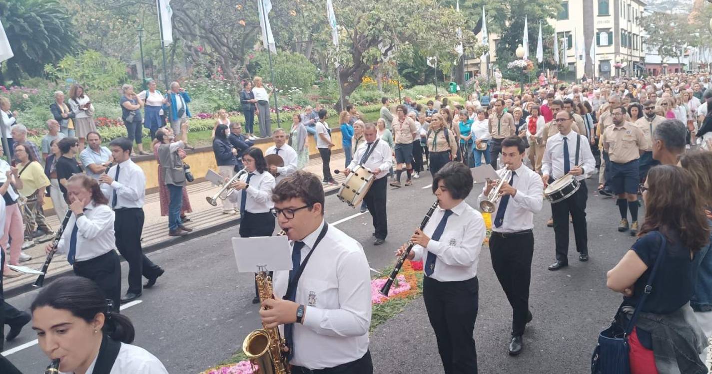 Milhares de pessoas assistem à procissão do Corpo de Deus no Funchal (com fotos)