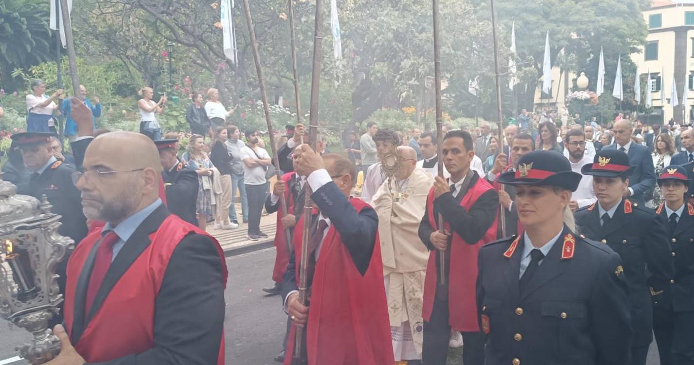 Milhares de pessoas assistem à procissão do Corpo de Deus no Funchal (com fotos)