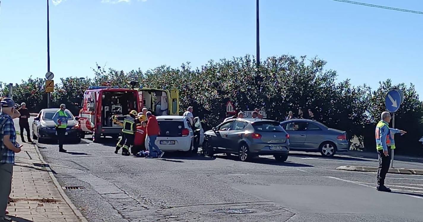 Acidente de viação deixa mulher encarcerada e condiciona trânsito em Santa Rita