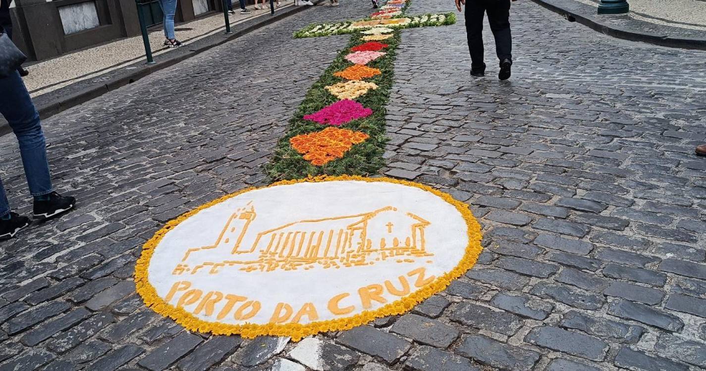 Dezenas de pessoas fazem o tapete para a procissão do Corpo de Deus (com fotos)