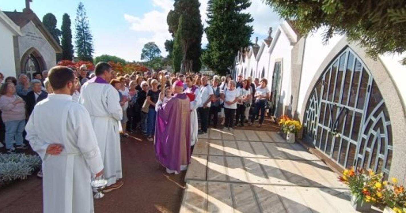Bispo celebra missa no Cemitério de São Martinho (com fotos)