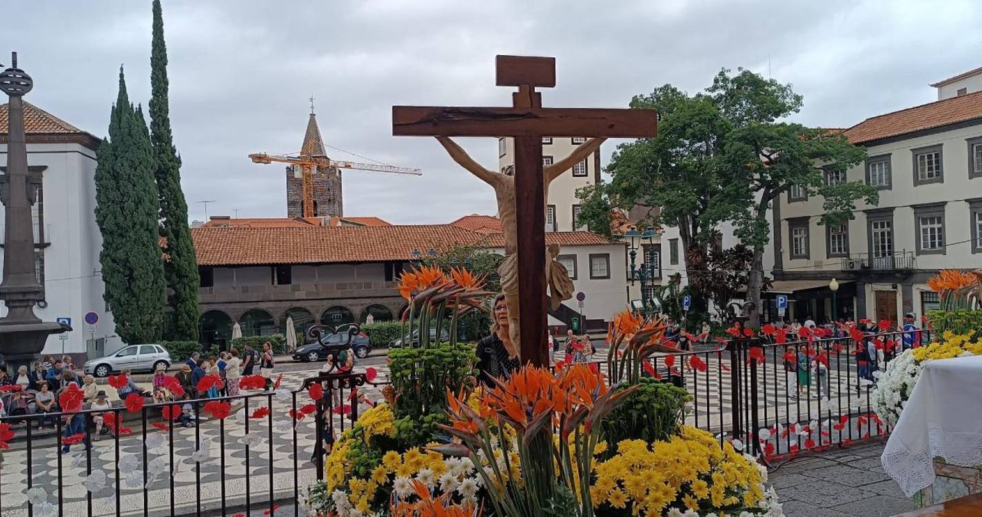 Dezenas de pessoas fazem o tapete para a procissão do Corpo de Deus (com fotos)