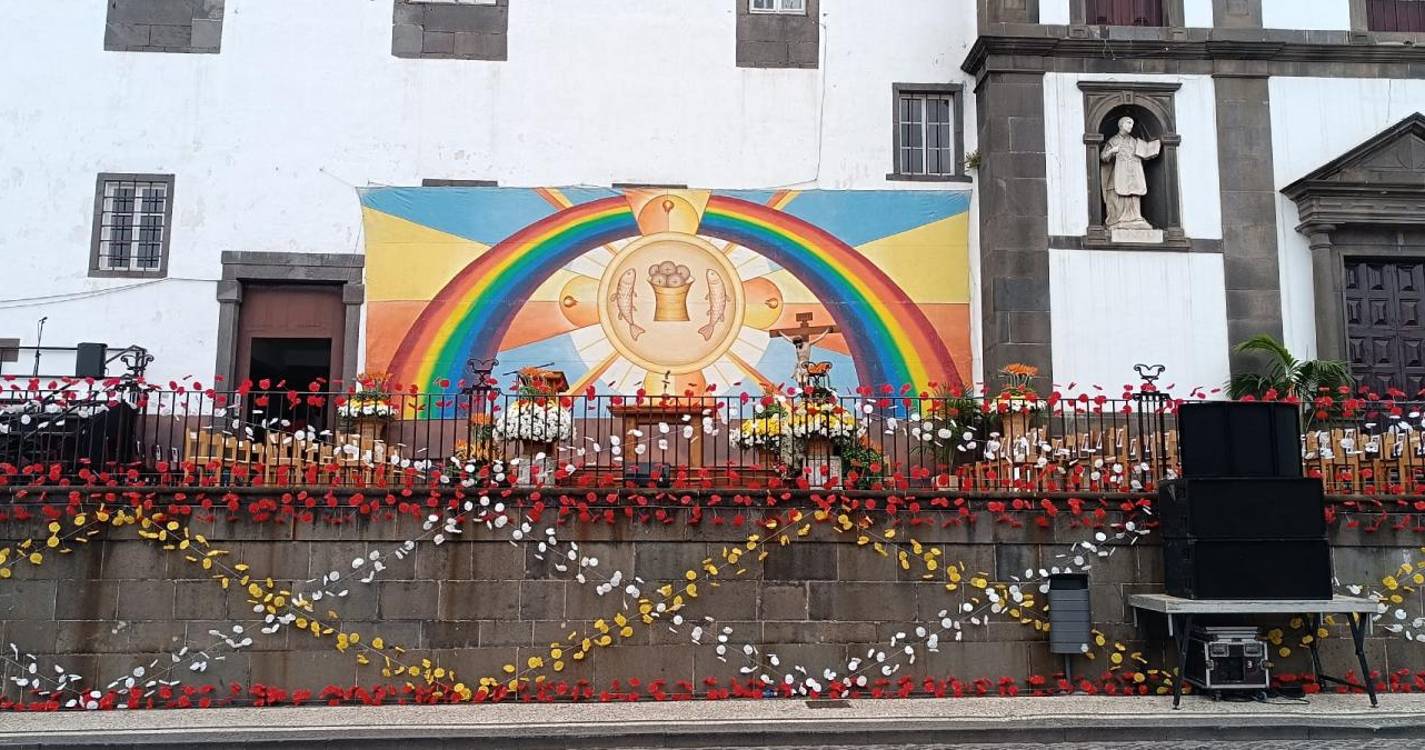 Dezenas de pessoas fazem o tapete para a procissão do Corpo de Deus (com fotos)