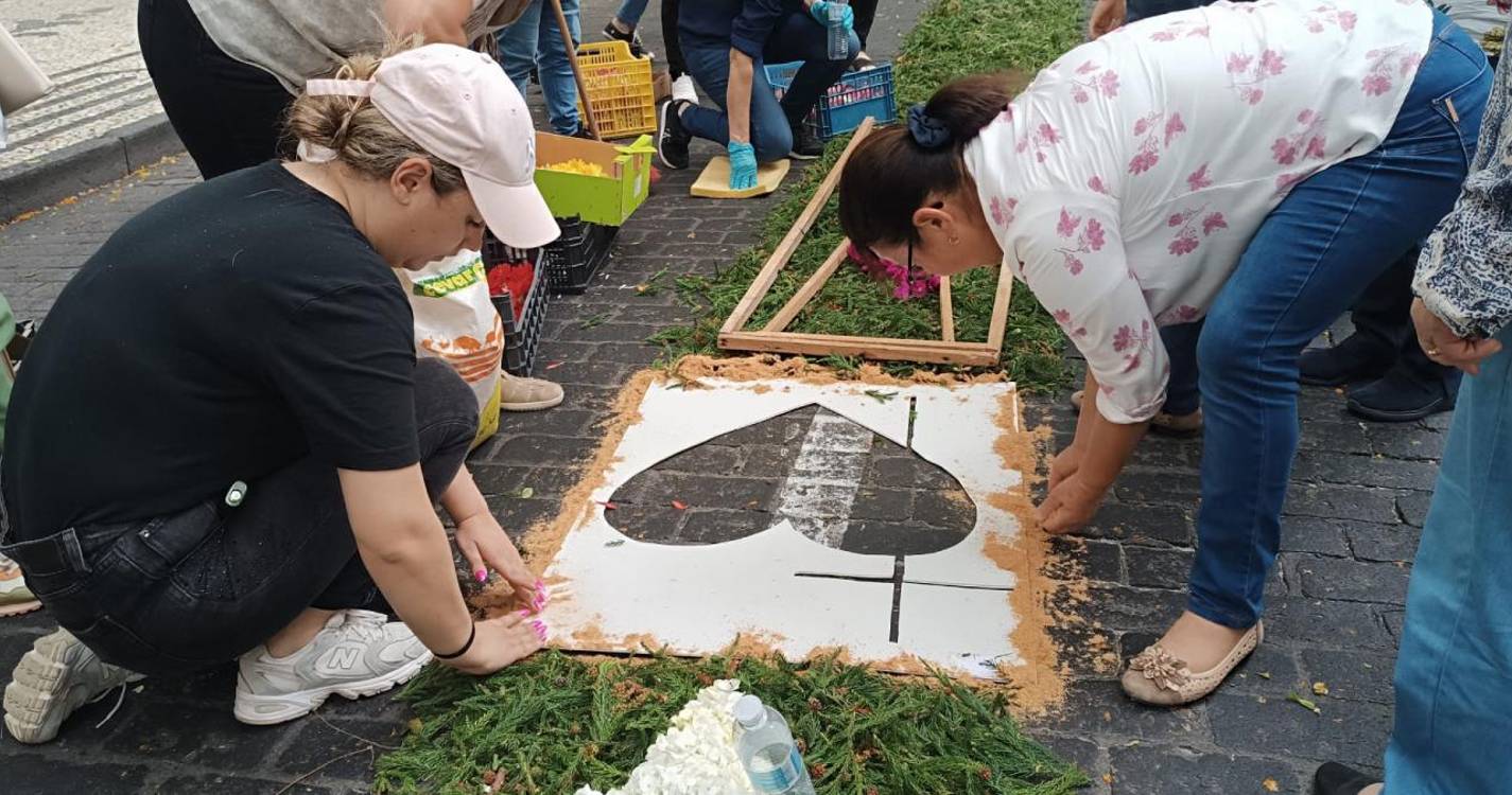 Dezenas de pessoas fazem o tapete para a procissão do Corpo de Deus (com fotos)