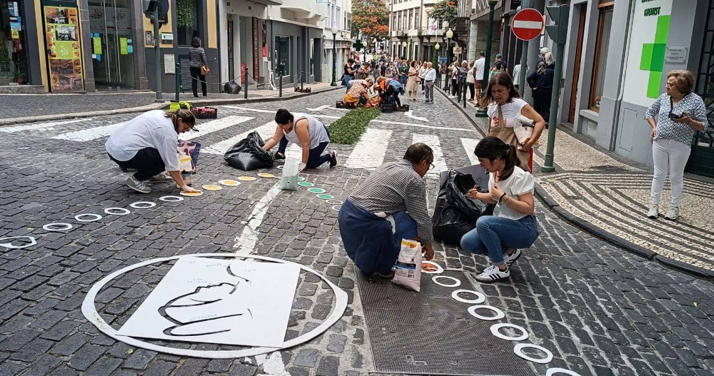 Dezenas de pessoas fazem o tapete para a procissão do Corpo de Deus (com fotos)