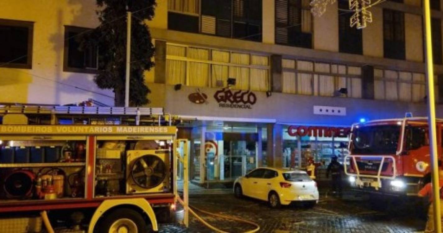 Incêndio esta madrugada em prédio no Funchal acionou duas corporações (com fotos e vídeo)