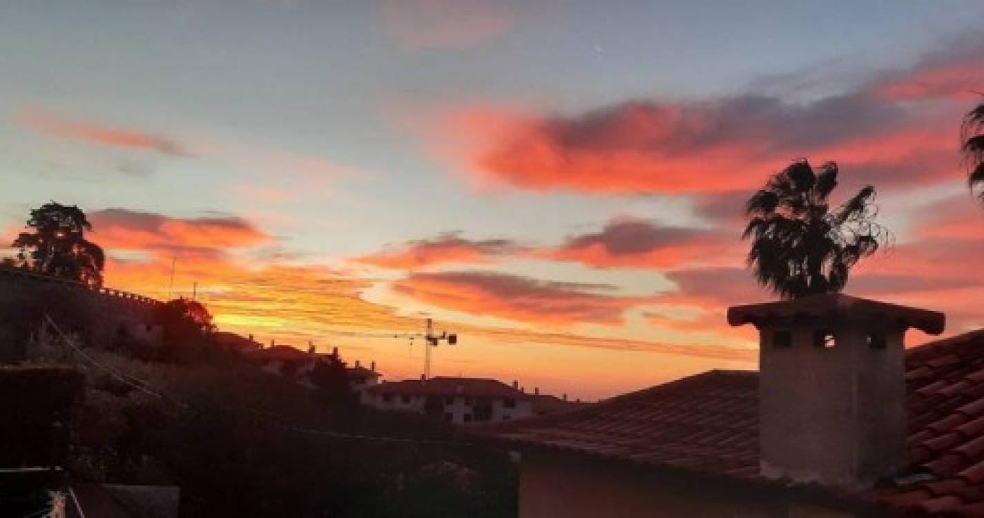 Último nascer do sol de 2021 presenteia madeirenses com várias cores (fotos)