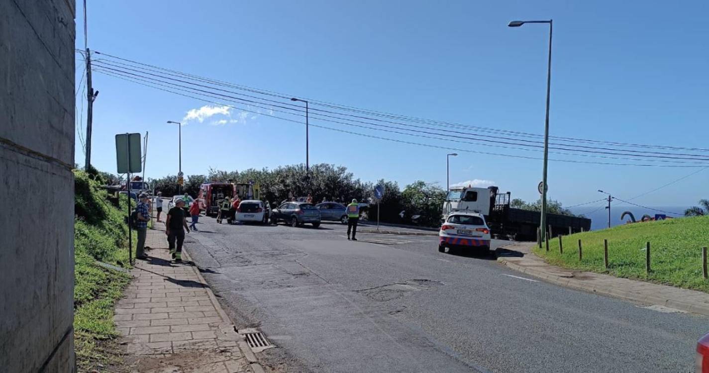 Acidente de viação deixa mulher encarcerada e condiciona trânsito em Santa Rita