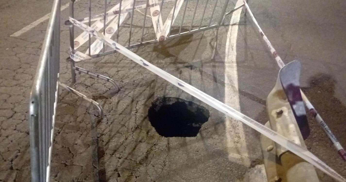 Buraco na Praça Severiano Ferraz causa transtorno ao trânsito