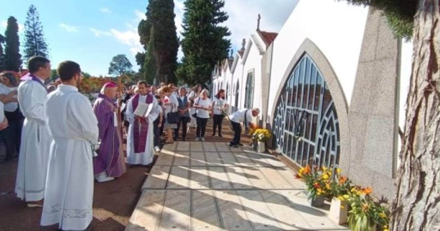 Bispo celebra missa no Cemitério de São Martinho (com fotos)