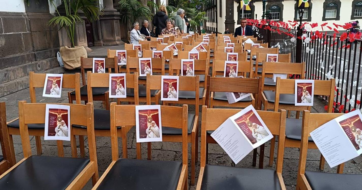 Dezenas de pessoas fazem o tapete para a procissão do Corpo de Deus (com fotos)