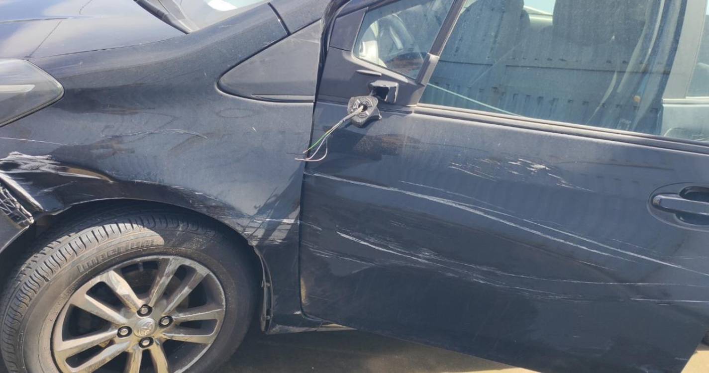 Viatura abalroada e muro destruído esta madrugada em Santo António. Proprietário procura responsável