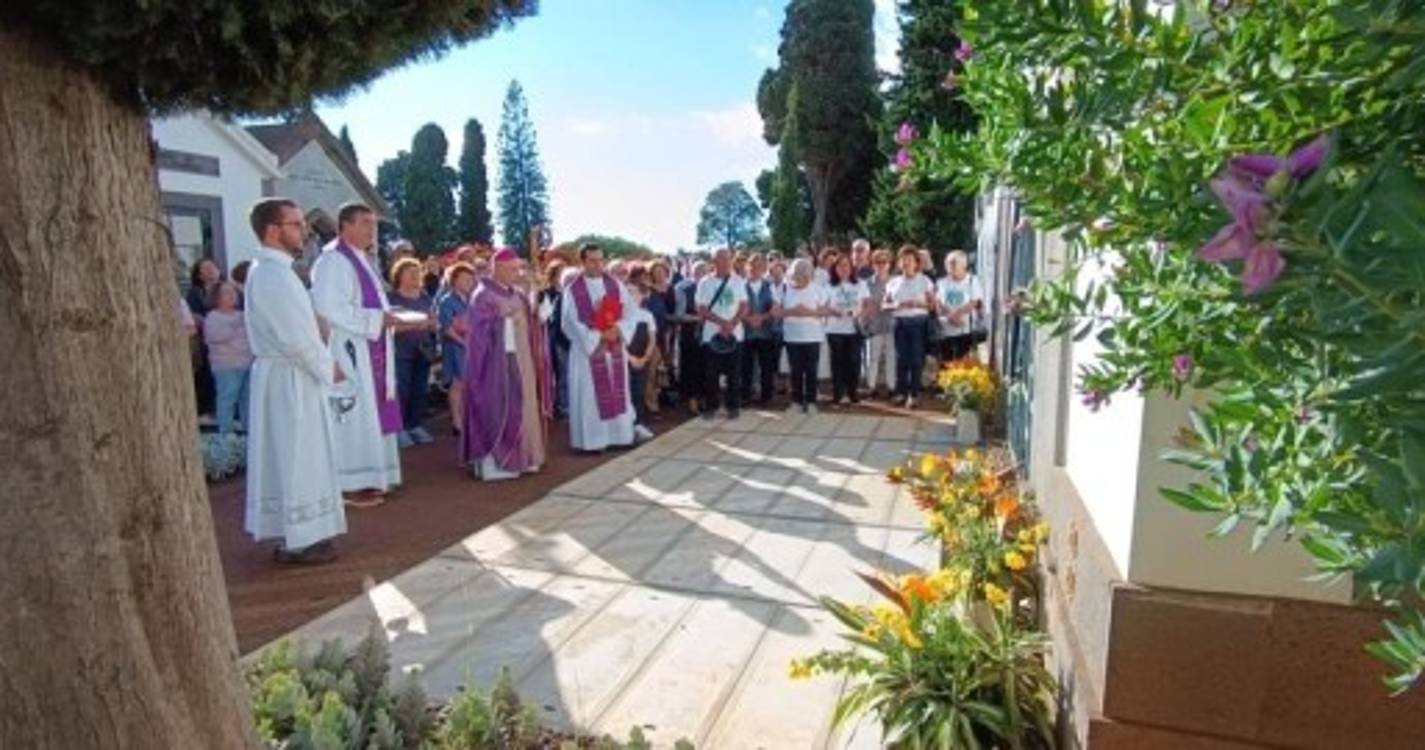 Bispo celebra missa no Cemitério de São Martinho (com fotos)