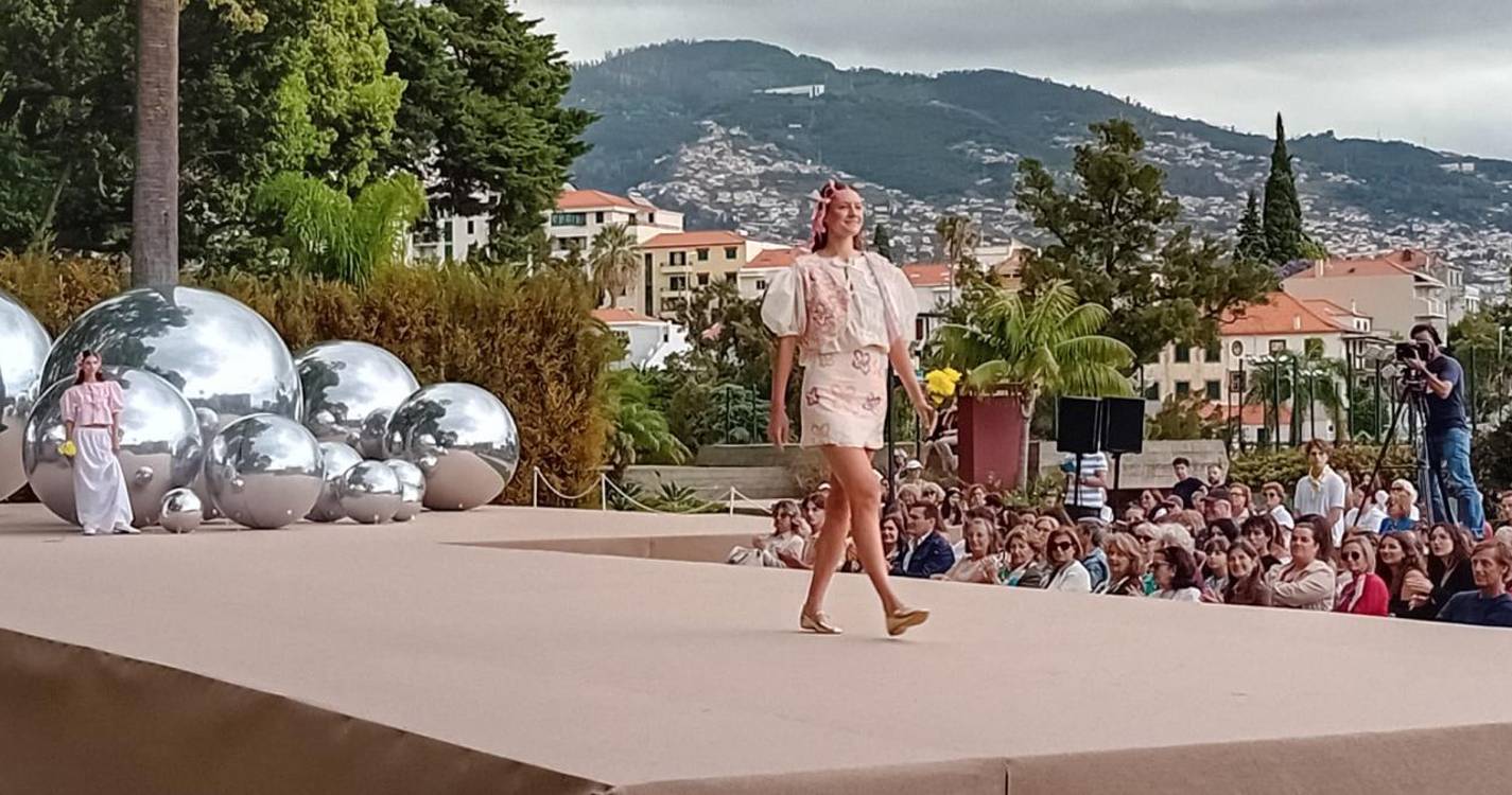 Modelos desfilam no Madeira Flower Collection (com fotos e vídeo)