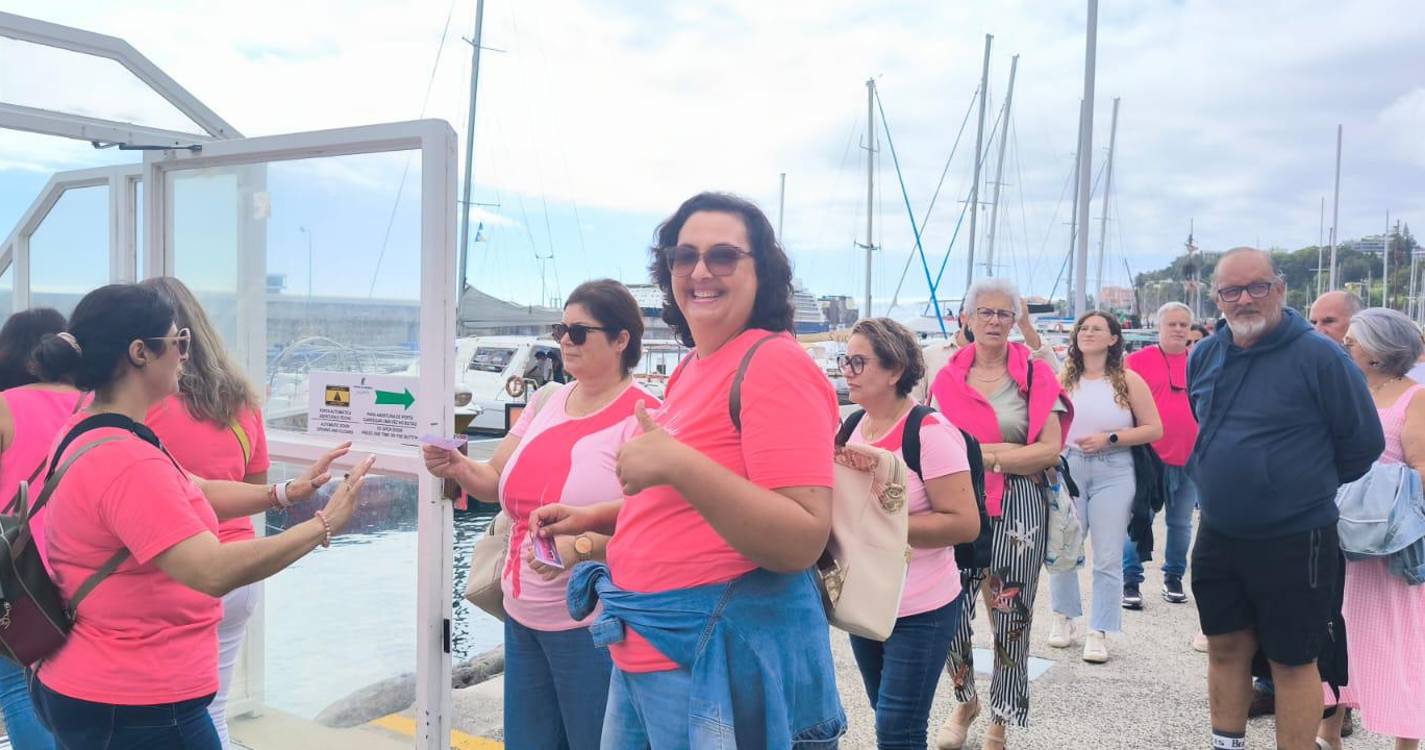 Catamarã em tons de rosa celebra a prevenção do cancro da mama em alto mar